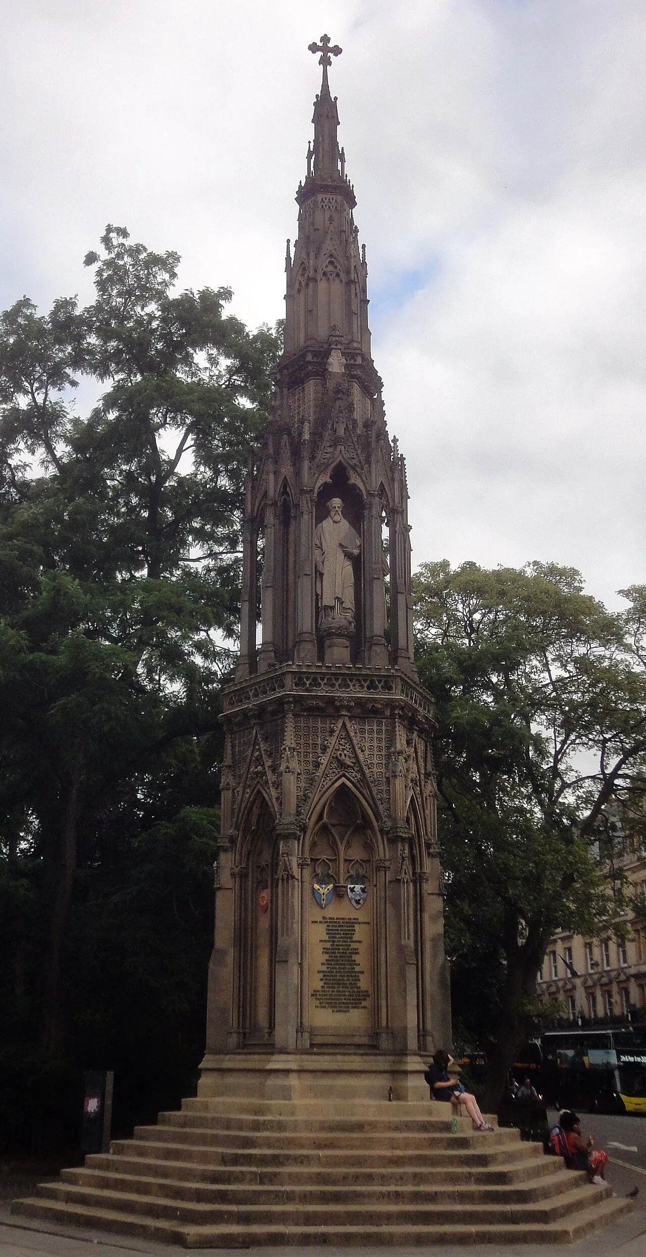 Martyrs' Memorial, Oxford (1843). Foto: Nikos D. Karabelas (Actia Nicopolis Foundation) · CC BY 4.0 (https://creativecommons.org/licenses/by/4.0/), via Wikimedia Commons (https://commons.wikimedia.org/wiki/File:Martyrs_Memorial_Oxford.jpg) · recortada.