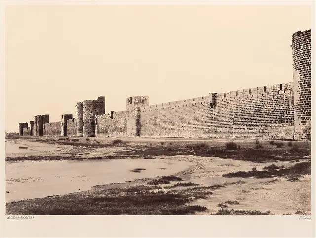 Édouard Baldus, Aigues-Mortes, foto, c. 1859 · Metropolitan Museum of Art · Domínio público (CC0) (`File:Aigues-Mortes MET DP138003.jpg`). A Torre de Constance não é identificável na foto: o crédito diz só "Aigues-Mortes".