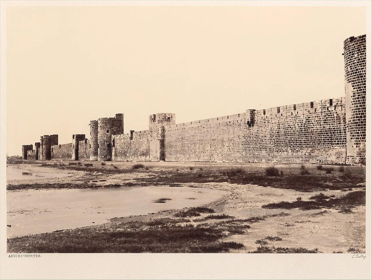 Édouard Baldus, Aigues-Mortes, foto, c. 1859 · Metropolitan Museum of Art · Domínio público (CC0) (`File:Aigues-Mortes MET DP138003.jpg`). A Torre de Constance não é identificável na foto: o crédito diz só "Aigues-Mortes".