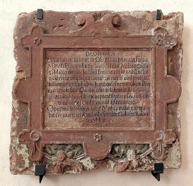 Lápide de Olympia Morata, Peterskirche, Heidelberg. Foto: Heiko Fischer, Wikimedia Commons, CC BY 4.0. Imagem adaptada. Arquivo: https://commons.wikimedia.org/wiki/File:Peterskirche_Heidelberg,_Grabstein_Olympia_Fulvia_Morata.jpg · Licença: https://creativecommons.org/licenses/by/4.0/