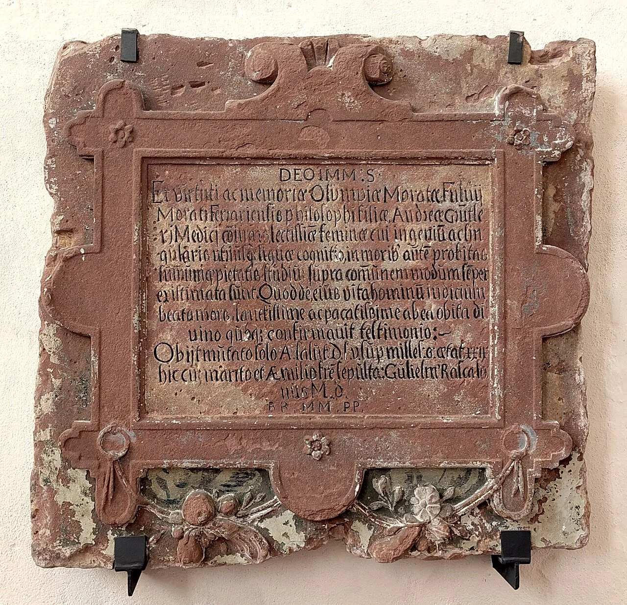 Lápide de Olympia Morata, Peterskirche, Heidelberg. Foto: Heiko Fischer, Wikimedia Commons, CC BY 4.0. Imagem adaptada. Arquivo: https://commons.wikimedia.org/wiki/File:Peterskirche_Heidelberg,_Grabstein_Olympia_Fulvia_Morata.jpg · Licença: https://creativecommons.org/licenses/by/4.0/
