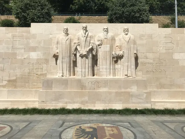 Muro dos Reformadores, Genebra (Farel, Calvino, Beza, Knox). Foto: Schweiz41. Domínio público.
