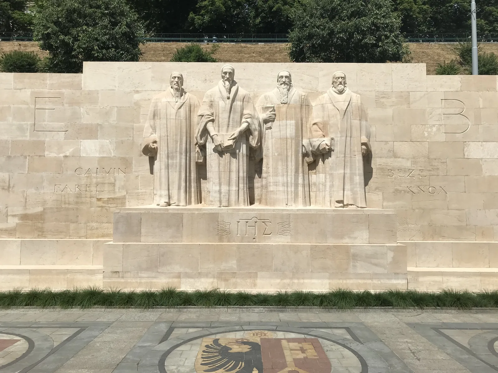 Muro dos Reformadores, Genebra (Farel, Calvino, Beza, Knox). Foto: Schweiz41. Domínio público.