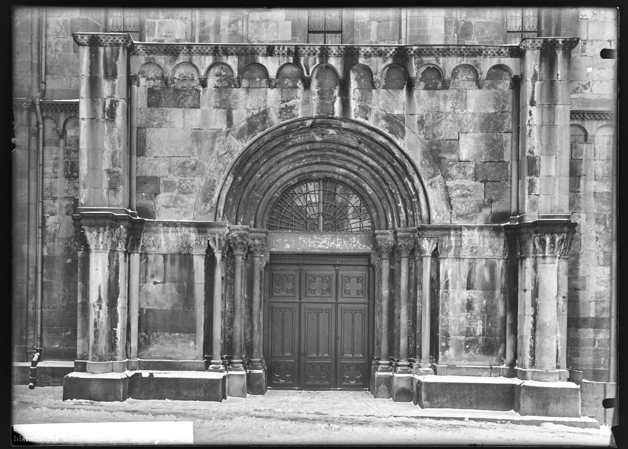Portal norte do Grossmünster, foto de Max van Berchem, 1901, Biblioteca Nacional Suíça. Domínio público.