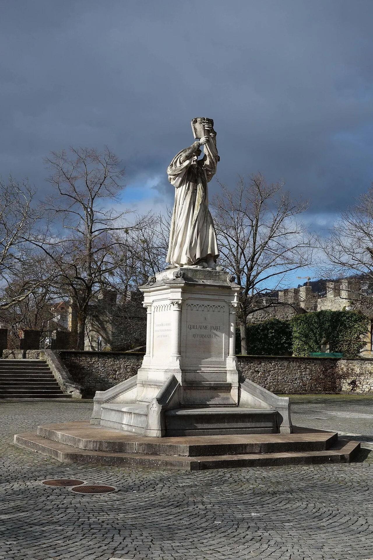 Estátua de Farel (1876), esplanada da Colegiada de Neuchâtel. Foto: Nfriedli, CC0.