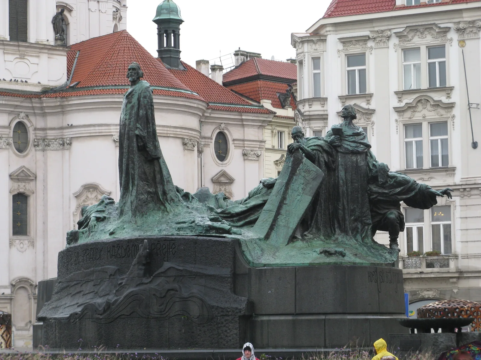 Monumento a Jan Hus, Praça da Cidade Velha, Praga (Ladislav Šaloun, 1915). Foto: Yair Haklai, CC BY-SA 4.0.