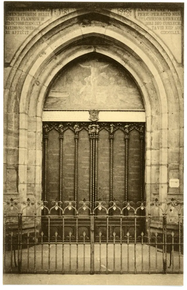 Porta das Teses, Igreja do Castelo de Wittenberg. Cartão-postal, Brück & Sohn, 1913. Domínio público (o CC0 marcado no Commons é do uploader, não da editora). A porta de bronze é do séc. XIX; a de madeira original não existe mais.